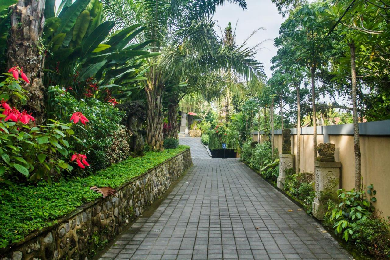 Weda Cita Resort And Spa By Mahaputra Ubud  Luaran gambar The path leading to the main entrance of the hotel